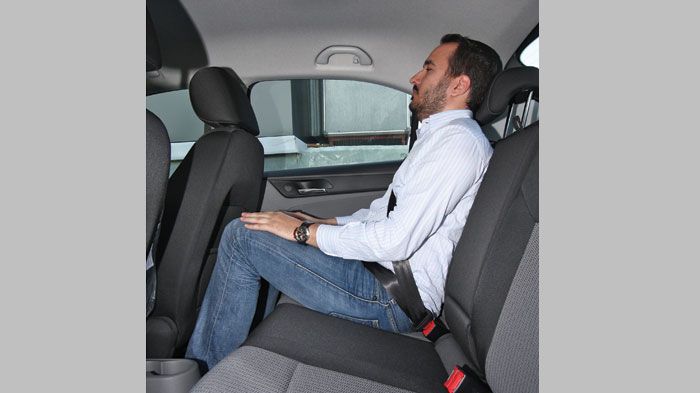 Aνετο χώρο για τα γόνατά τους διαθέτουν οι επιβάτες του πίσω καθίσματος, ενώ το εσωτερικό πλάτος επιτρέπει τη μεταφορά και τρίτου ενήλικου.